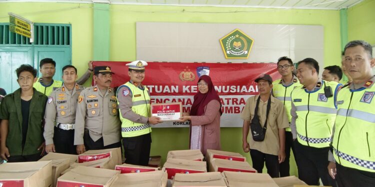 Aksi Nyata Polantas Menyapa di Tengah Bencana Banjir Langkat