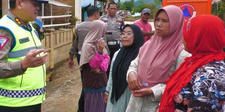 Korlantas Polri Antar Bantuan Rendang