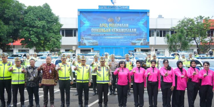 Korlantas distribusi bantuan ke Sumbar