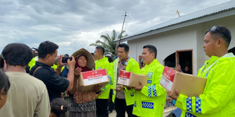 Korlantas bantu korban banjir Aceh