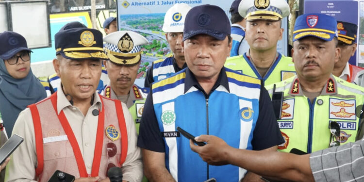 Direktur Jenderal Perhubungan Darat, Aan Suhanan bersama Dirut PT Jasa Marga, Kakorlantas Polri, dan Dirut Jasa Raharja meninjau kesiapan proyek Tol Yogyakarta-Bawen dan proyek Tol Solo-Yogyakarta